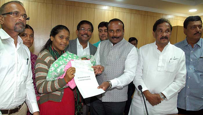 ವರ್ಷದ ಮೊದಲ ಹೆಣ್ಣು ಮಗುವಿಗೆ 5 ಲಕ್ಷ ವಿತರಣೆ